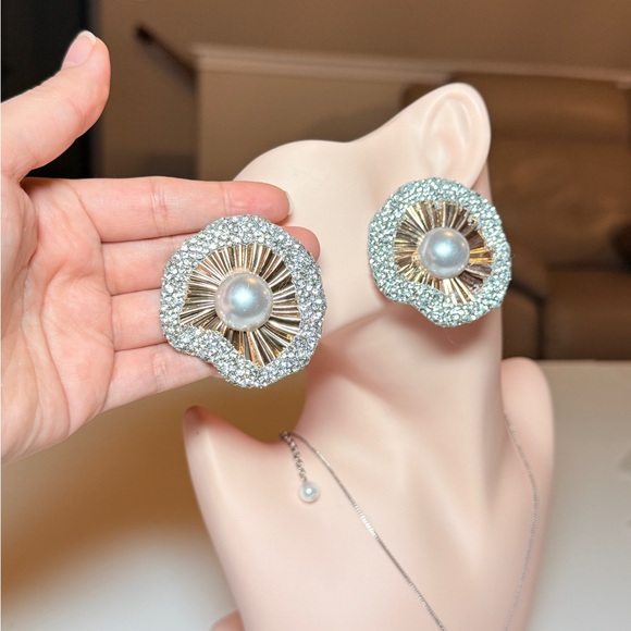 ⚜️ Classical Gold and Silver Pearl Earrings - Picture 4 of 8